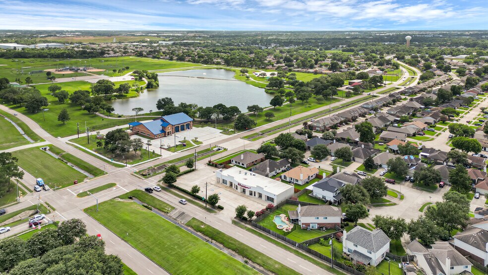 4690 Burke Rd, Pasadena, TX à vendre - Photo du bâtiment - Image 2 de 33