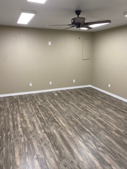 304 S Magnolia Blvd, Magnolia, TX à louer - Photo du bâtiment - Image 3 de 6