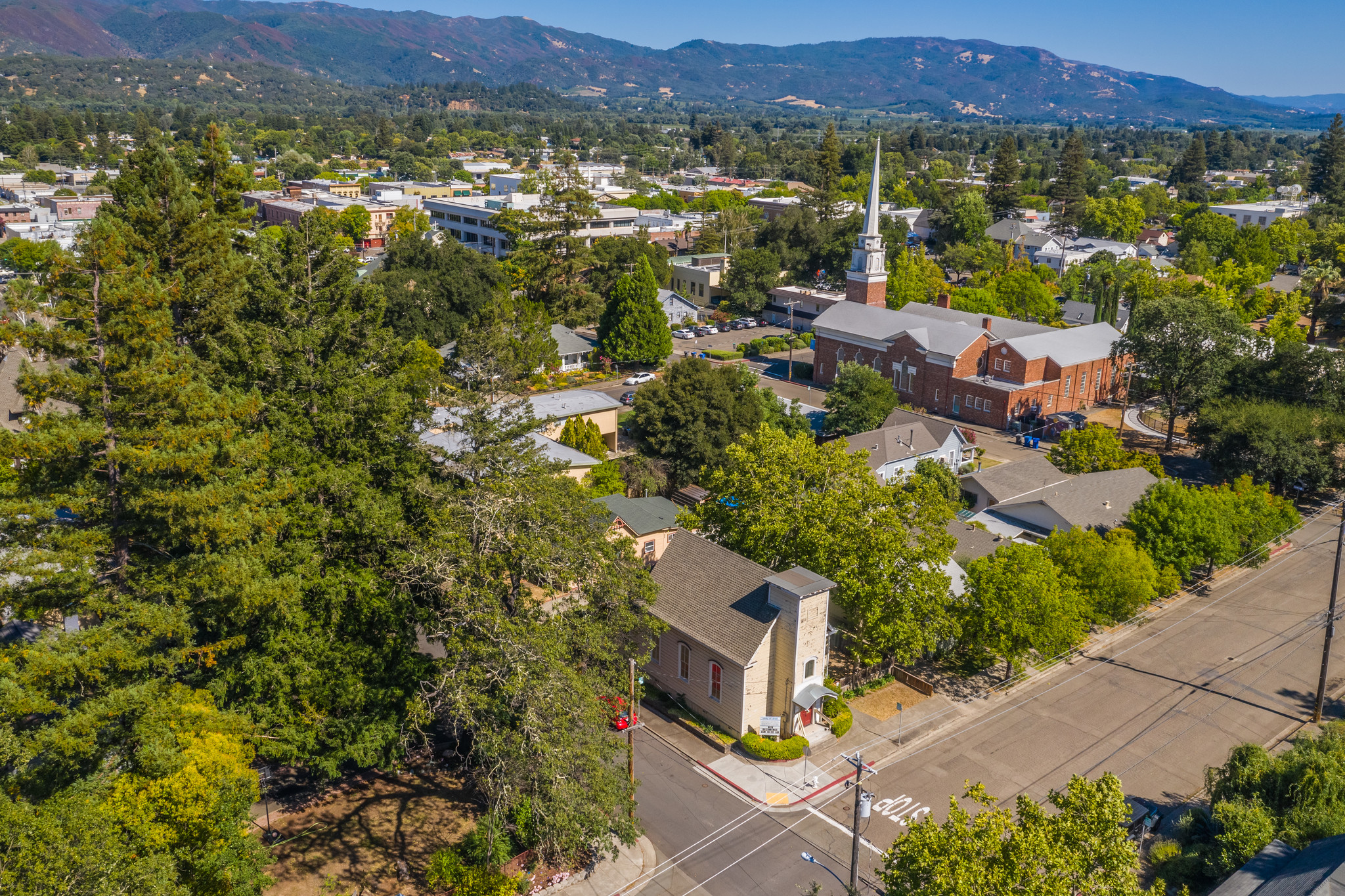 321 N Bush St, Ukiah, CA à vendre Aérien- Image 1 de 1