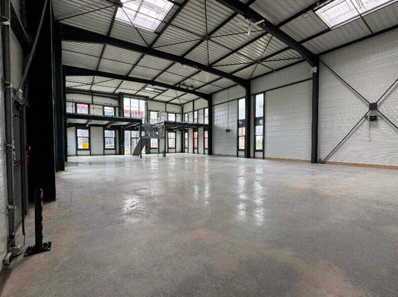 Flex in Bailly Romainvilliers for sale - Building Photo - Image 3 of 6