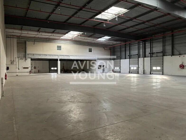 Flex in Stains for lease - Interior Photo - Image 2 of 9