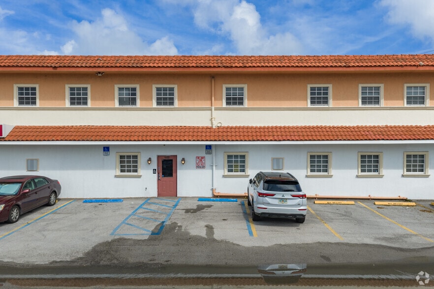 2800 E Commercial Blvd, Fort Lauderdale, FL for lease - Building Photo - Image 3 of 5