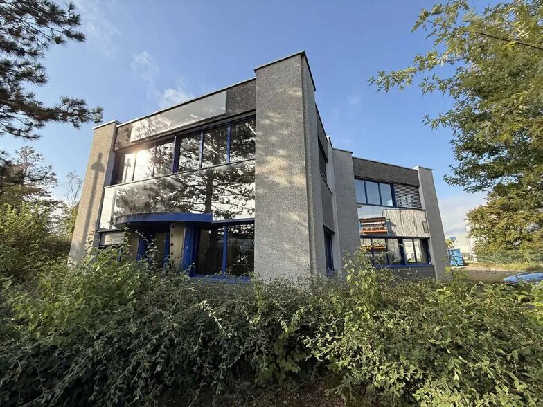 Flex dans Décines-Charpieu à louer - Photo du bâtiment - Image 2 de 15