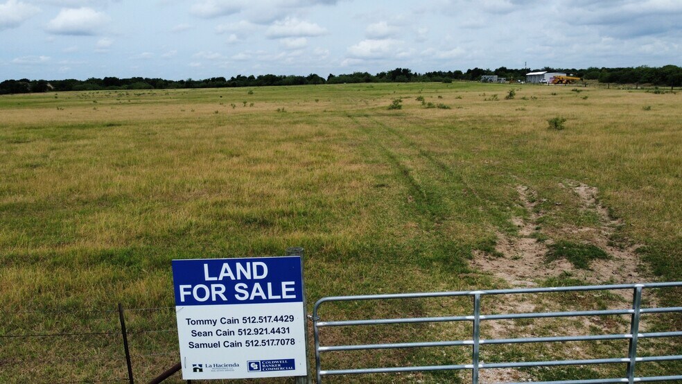 1119 County Road 301, Elgin, TX à vendre - Photo du bâtiment - Image 3 de 26