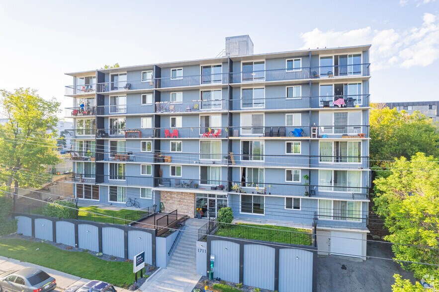 1711 25th Ave SW, Calgary, AB à vendre - Photo du bâtiment - Image 1 de 7