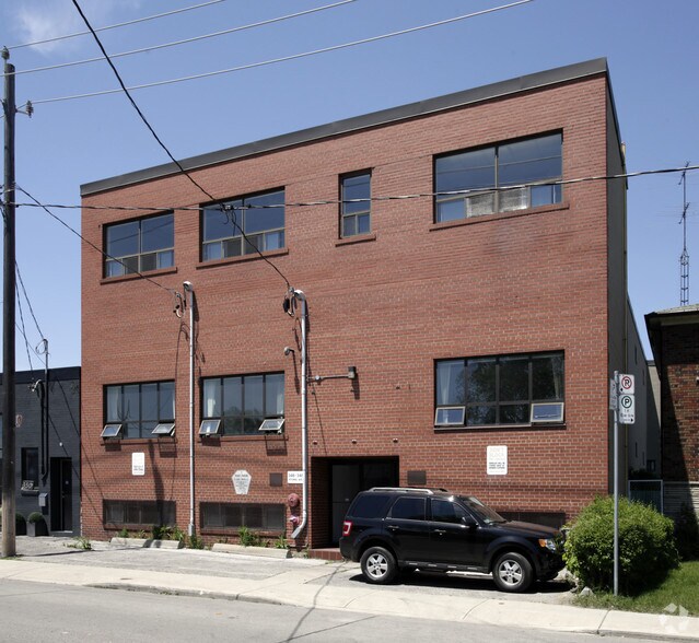 346-348 Ryding Ave, Toronto, ON à vendre - Photo du bâtiment - Image 2 de 2
