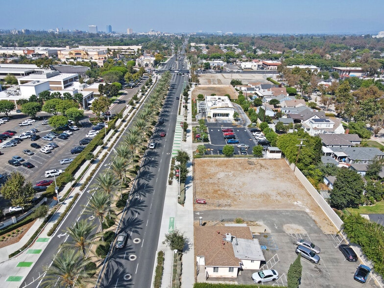 1417 N Bristol St, Santa Ana, CA for lease - Building Photo - Image 2 of 22