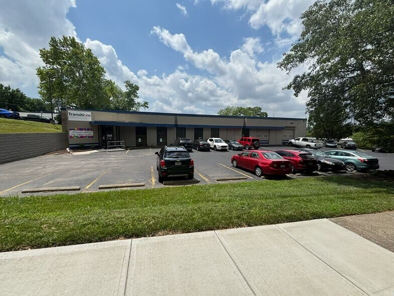 4861 Duck Creek Rd, Cincinnati, OH à vendre - Photo du bâtiment - Image 2 de 6