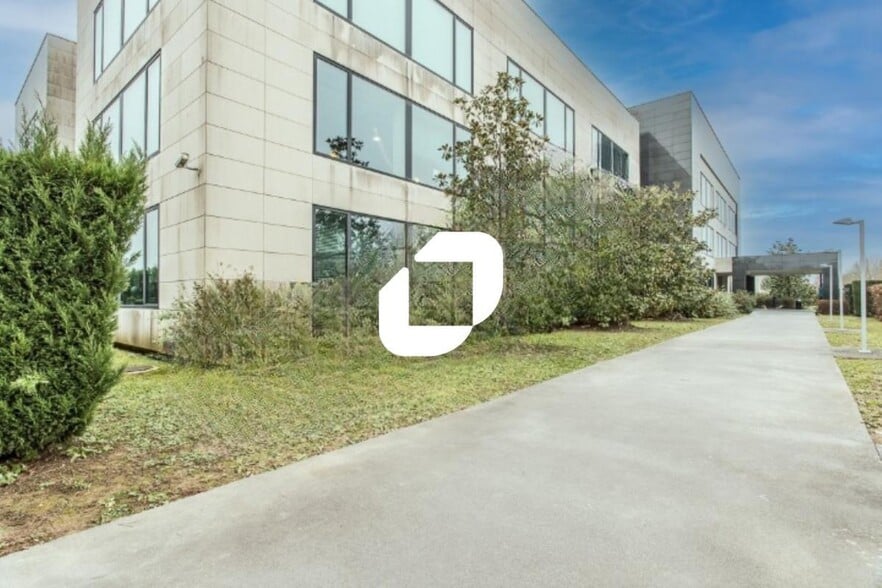 Office in Lieusaint for sale - Building Photo - Image 1 of 13