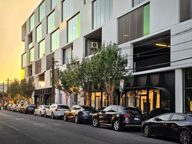 7007 Romaine St, Los Angeles, CA à louer - Photo du bâtiment - Image 3 de 15