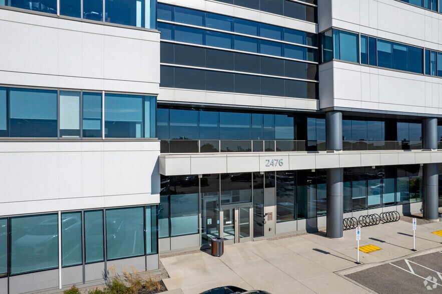 2476 Argentia Rd, Mississauga, ON à louer - Photo du bâtiment - Image 3 de 9
