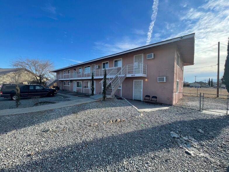 15535 Broken Bow Rd, Apple Valley, CA à vendre - Photo du bâtiment - Image 2 de 9