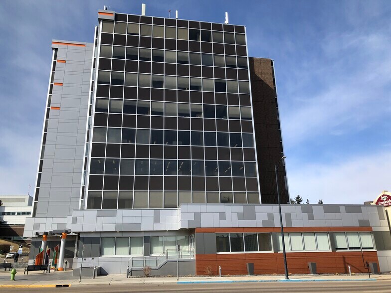 5010 43rd St, Red Deer, AB à louer - Photo du bâtiment - Image 3 de 9