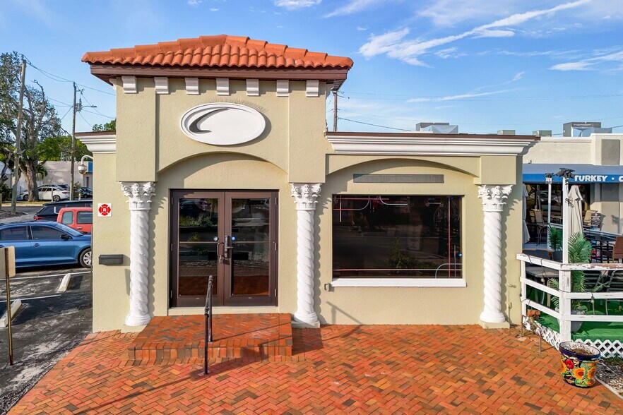 1213 SE 47th Ter, Cape Coral, FL à vendre - Photo du bâtiment - Image 1 de 38