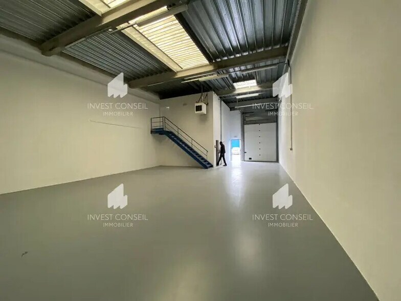 Flex in Chambly for lease - Building Photo - Image 2 of 6