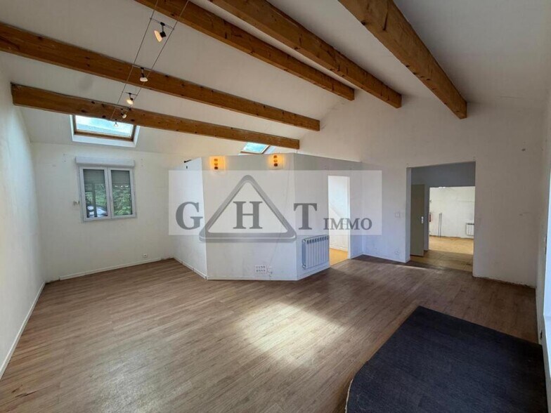 Retail in Écouen for lease - Interior Photo - Image 1 of 10