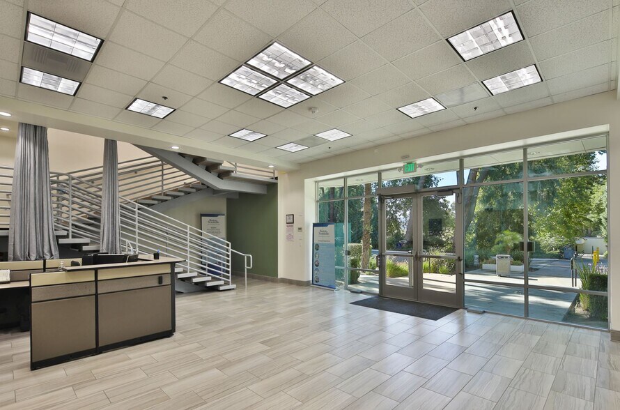 25128-25129 Rye Canyon Loop, Valencia, CA à louer - Hall d’entrée - Image 3 de 8