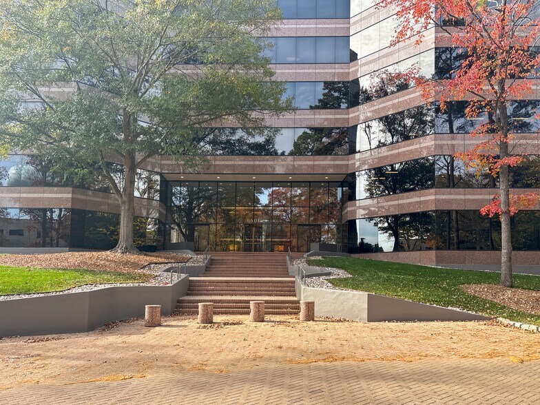 8601 Six Forks Rd, Raleigh, NC à louer - Photo du bâtiment - Image 2 de 21