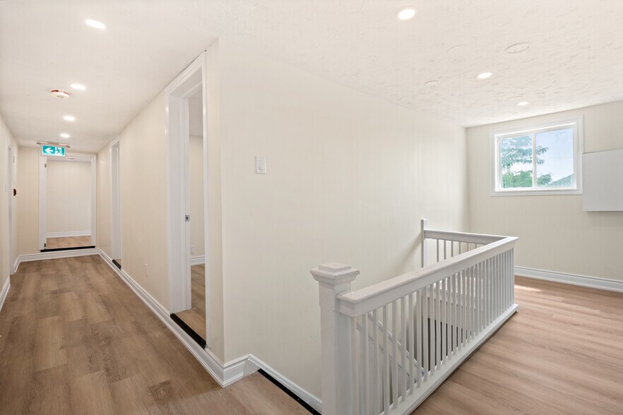 5829 Ferry St, Niagara Falls, ON à vendre - Photo du bâtiment - Image 2 de 19