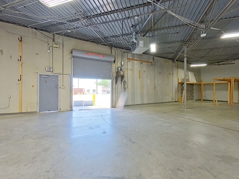 3033 Kellway Dr, Carrollton, TX for lease - Building Photo - Image 3 of 9