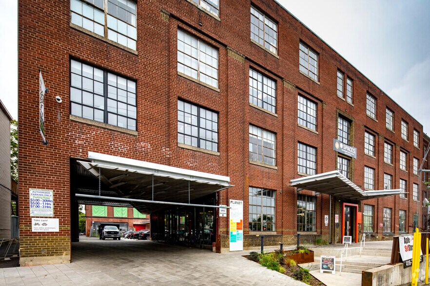 1655 Dupont St, Toronto, ON à louer - Photo du bâtiment - Image 3 de 10