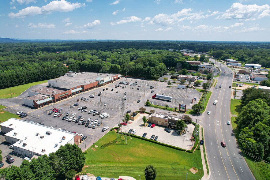 2500 Springs Rd, Hickory, NC à louer - Photo du bâtiment - Image 3 de 19