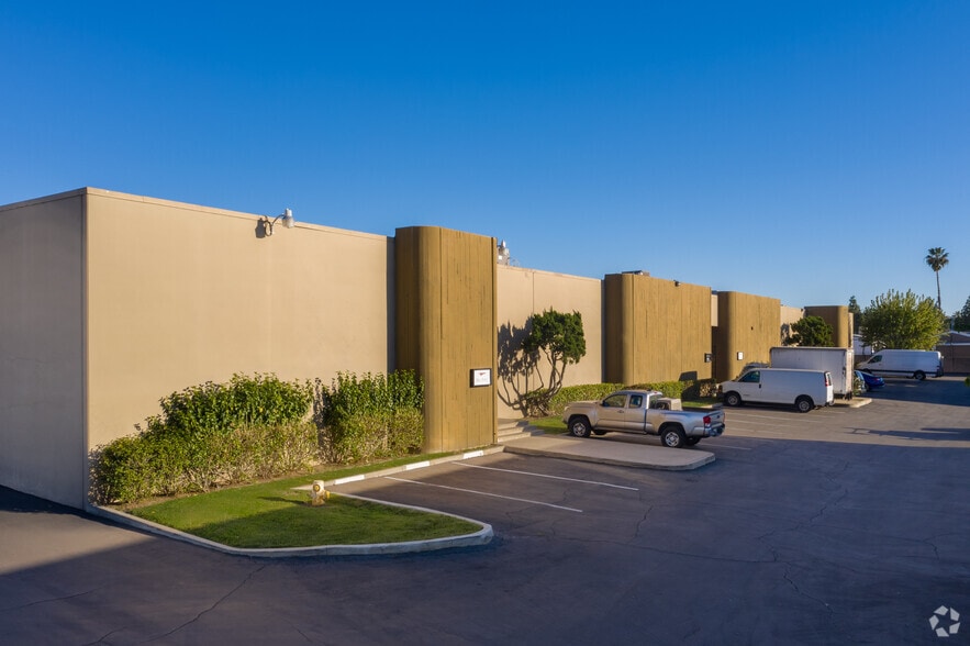 822-832 N Grand Ave, Covina, CA for lease - Primary Photo - Image 1 of 6