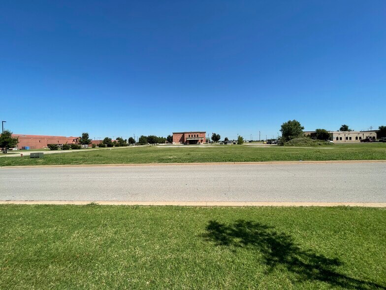 1032 W Covell Rd, Edmond, OK for sale - Building Photo - Image 2 of 4