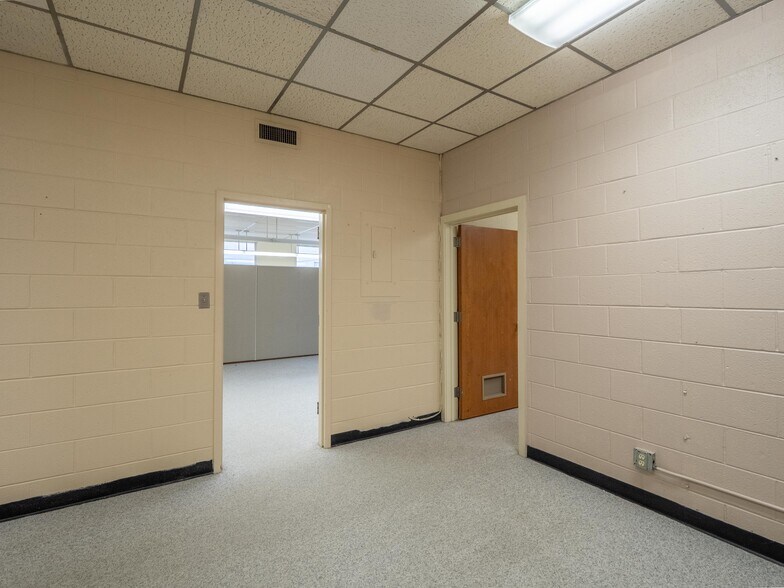 10 E Washington Ave, Mcalester, OK for sale - Interior Photo - Image 2 of 26