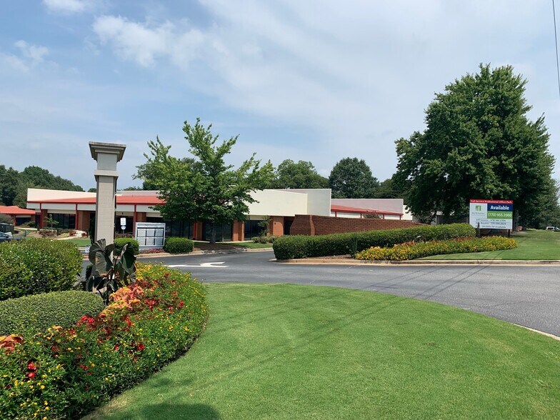 1339 Canton Rd, Marietta, GA à louer - Photo du bâtiment - Image 3 de 5