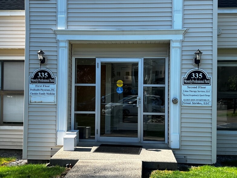 335 Highland Ave, Cheshire, CT à vendre - Photo du bâtiment - Image 2 de 10