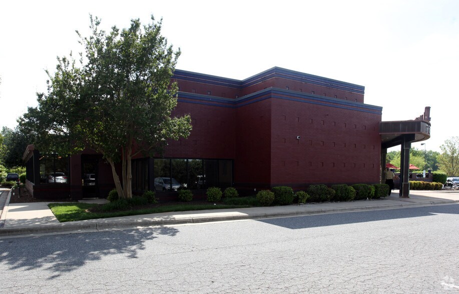 914 Mall Loop Rd, High Point, NC à vendre - Photo du bâtiment - Image 2 de 20