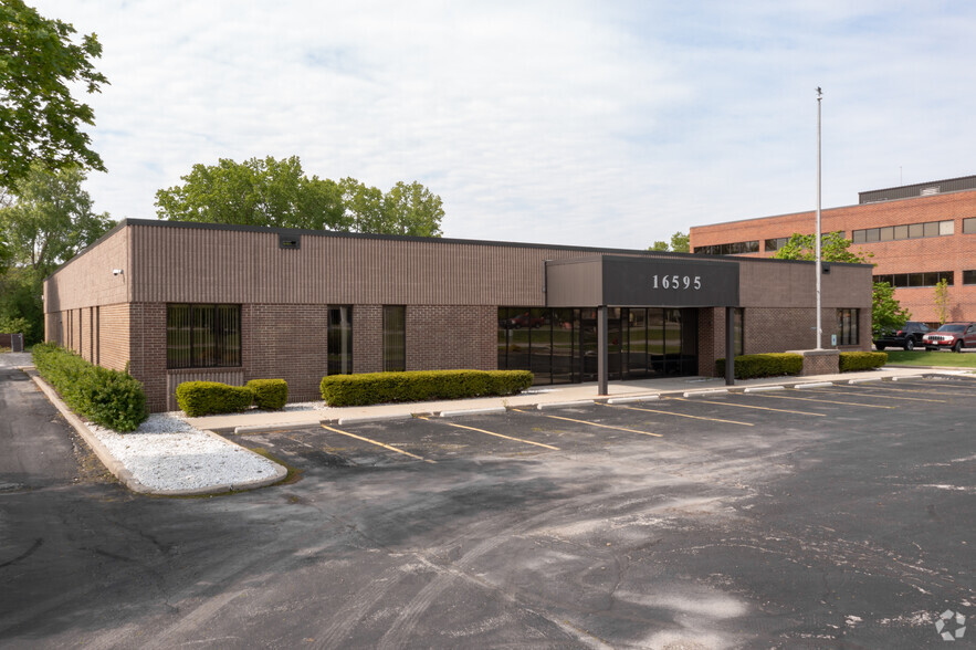 16595 W Bluemound Rd, Brookfield, WI for sale - Building Photo - Image 1 of 10