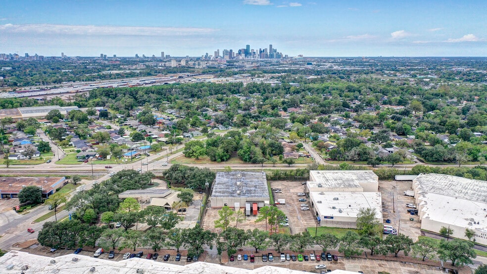 6131 Brookhill Dr, Houston, TX for lease - Building Photo - Image 3 of 3
