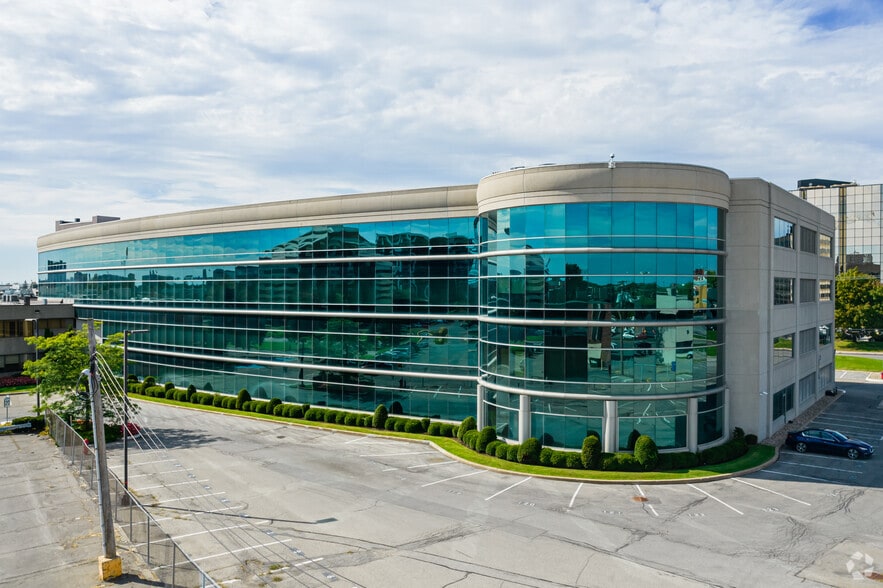 237 Boul Hymus, Pointe-claire, QC for lease - Building Photo - Image 2 of 5