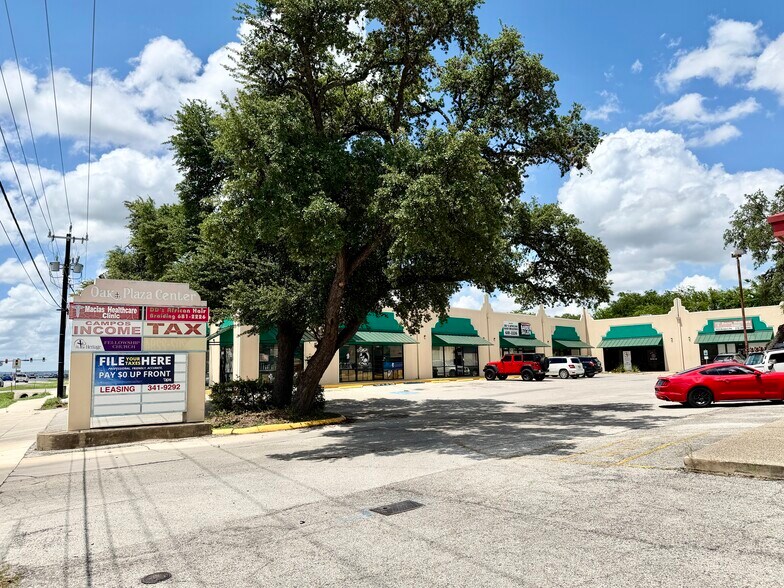 7035-7075 Bandera Rd, San Antonio, TX à louer - Photo du bâtiment - Image 3 de 4