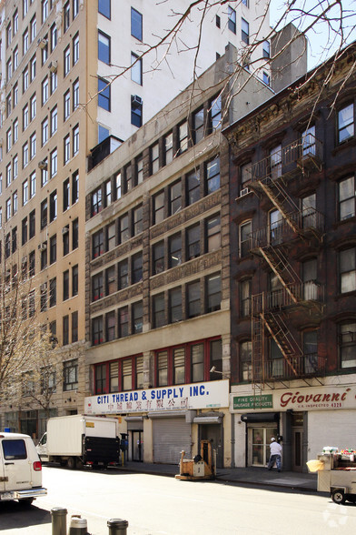 350 W 38th St, New York, NY for sale - Building Photo - Image 2 of 9