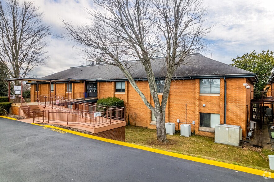 209-211 Gibson St, Leesburg, VA for lease - Building Photo - Image 2 of 10