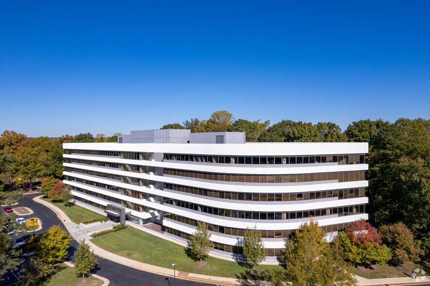 8000 Regency Pky, Cary, NC à louer - Photo du bâtiment - Image 2 de 7