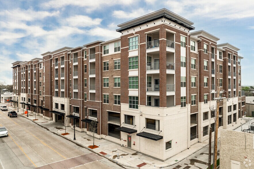 100 E Main St, Lewisville, TX à louer - Photo du bâtiment - Image 2 de 9