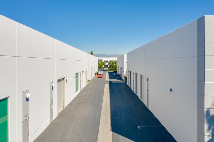 16190-16220 Scientific Way, Irvine, CA à louer - Photo du bâtiment - Image 2 de 11