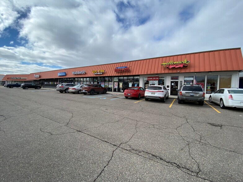 24235-24311 Harper Ave, Saint Clair Shores, MI à louer - Photo du bâtiment - Image 2 de 12