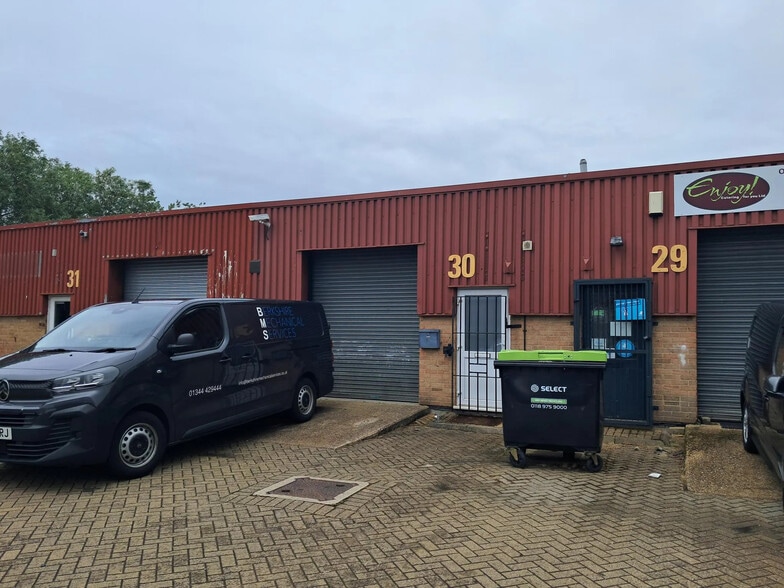 Longshot Ln, Bracknell for lease - Building Photo - Image 2 of 5