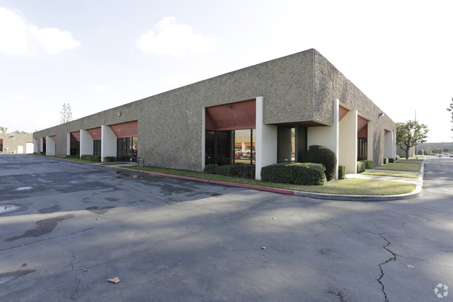 2900-2922 W Pendleton Ave, Santa Ana, CA à louer - Photo du bâtiment - Image 2 de 2