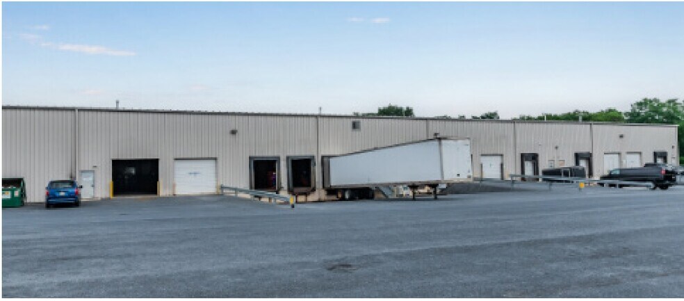 1351 Eisenhower Blvd, Harrisburg, PA à louer - Photo du bâtiment - Image 2 de 8