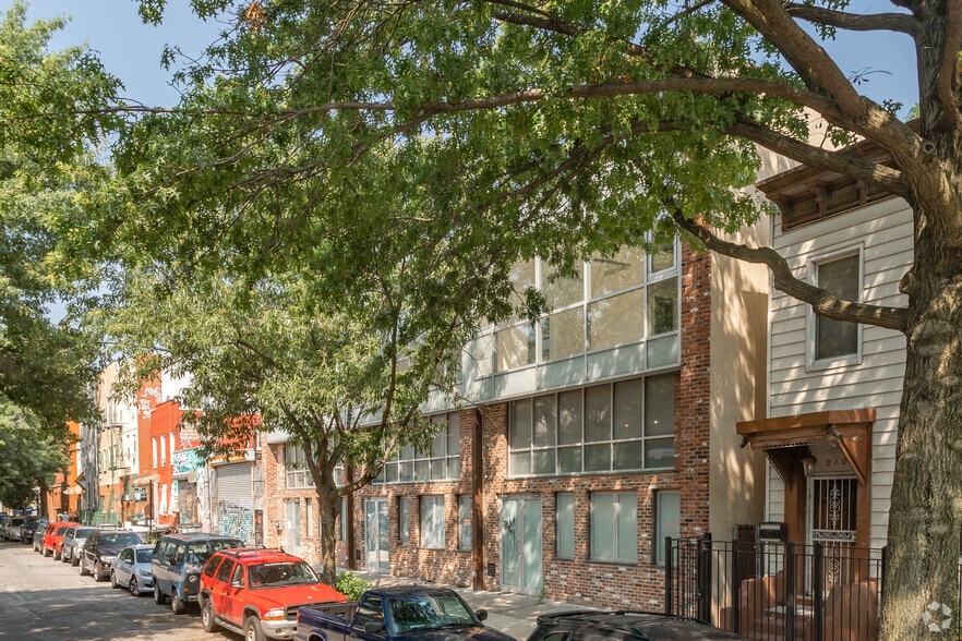 243-247 Boerum St, Brooklyn, NY for lease - Building Photo - Image 3 of 8