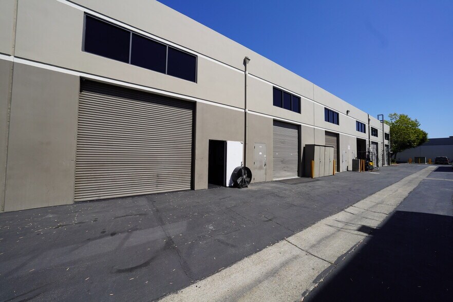 3100 Airway Ave, Costa Mesa, CA à louer - Photo du bâtiment - Image 2 de 6