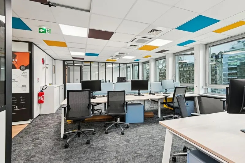 58 Avenue Charles De Gaulle, Neuilly-sur-Seine for lease - Interior Photo - Image 3 of 9