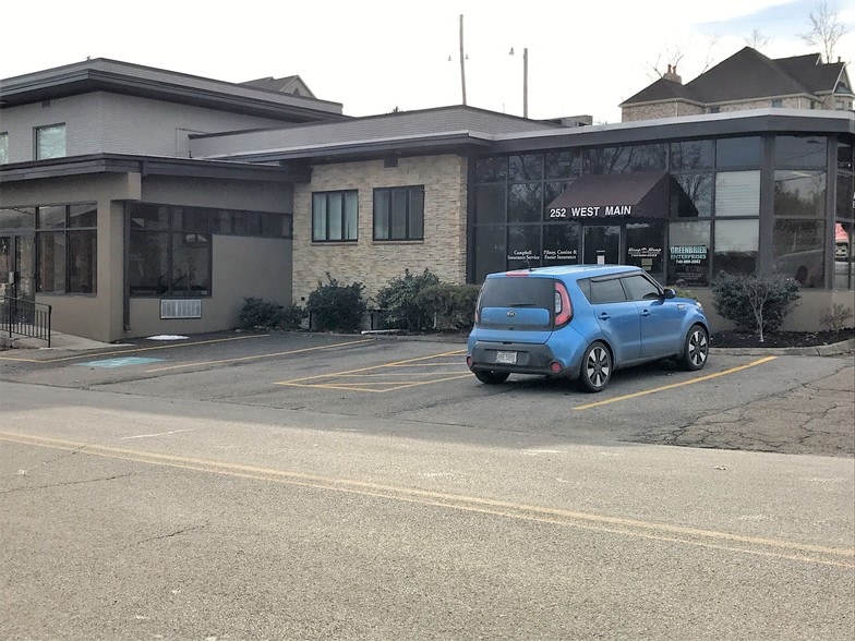 252 W Main St, Saint Clairsville, OH for lease - Building Photo - Image 2 of 4