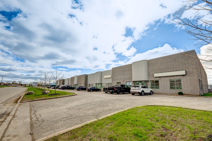 894-930 Rue Bergar, Laval, QC à louer - Photo du bâtiment - Image 3 de 7